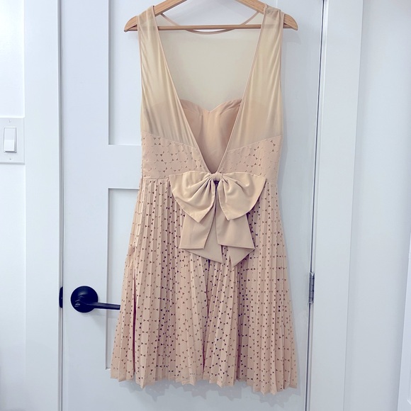 [6] LABEL BY FIVE TWELVE Dress Nude laser cut with bow - Picture 5 of 11